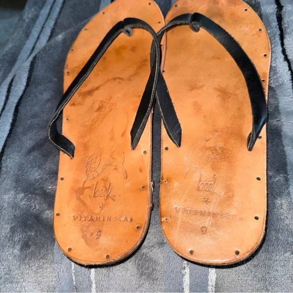 Beek Seabird Handmade Brown Leather Flip Flops with Black Straps - Picture 4 of 4